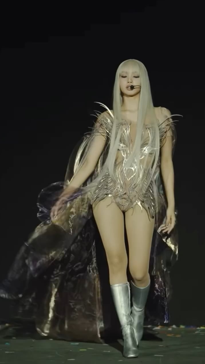 260418 Lisa stepped out on Coachella’s Main Stage