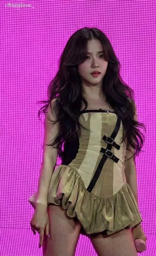 Anyone knows where I can get rhis pic of Jisoo in HD or 4K?