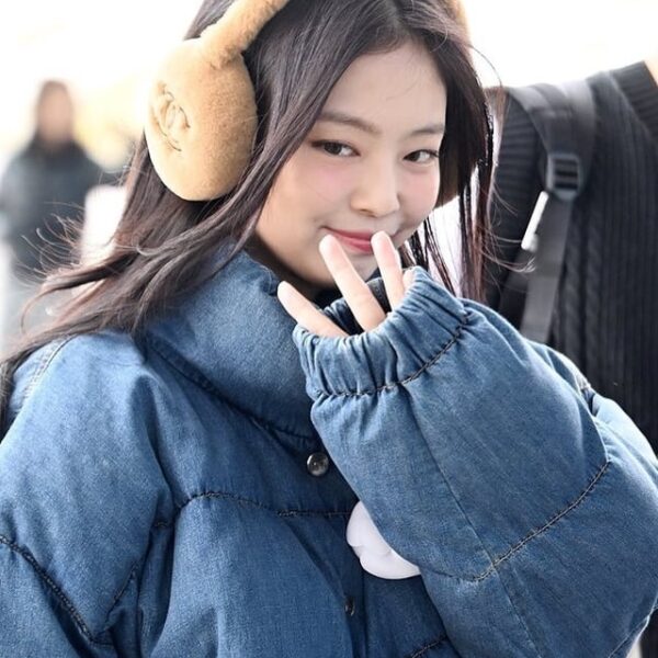 241110 Jennie at Airport