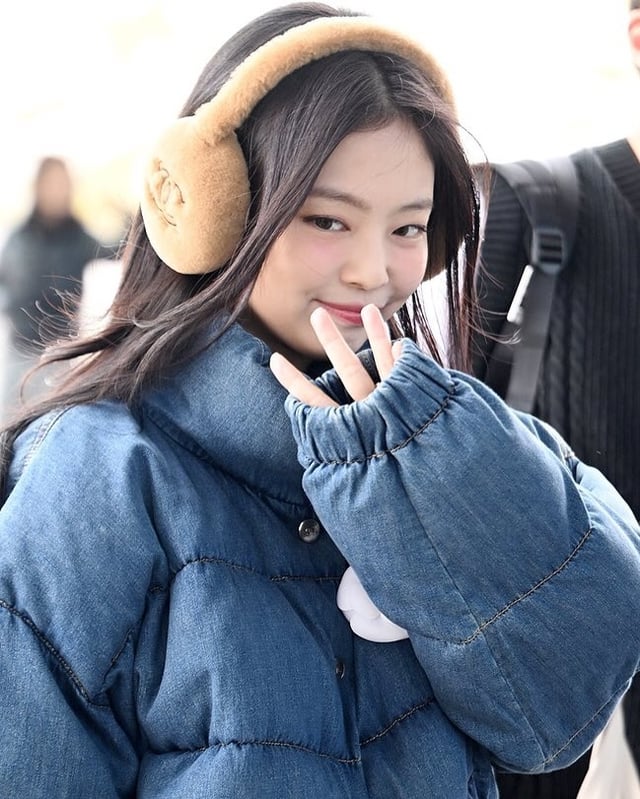 241110 Jennie at Airport