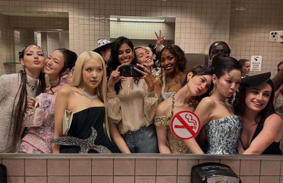 260504 ROSÉ | BLACKPINK bathroom selfie at the Met Gala