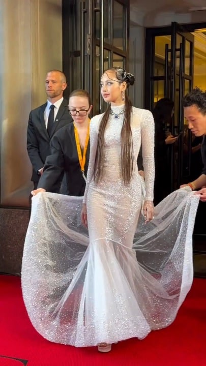 260504 Lisa on her way to the Met Gala 2026