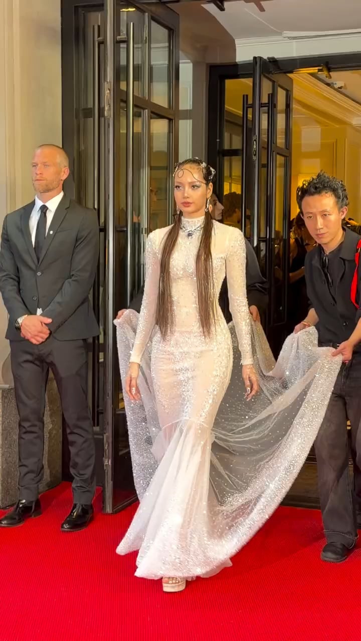 260504 Lisa enroute to the 2026 Met Gala celebrating "Costume Art" in NYC