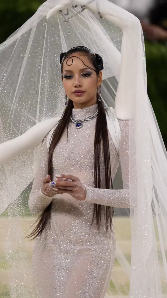260504 Lisa delivers a high-concept moment at the Met Gala 2026 in a striking couture look by Robert Wun