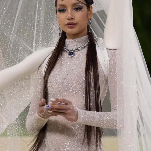 260504 Lisa delivers a high-concept moment at the Met Gala 2026 in a striking couture look by Robert Wun