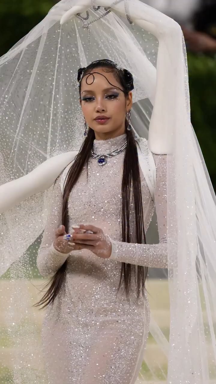260504 Lisa delivers a high-concept moment at the Met Gala 2026 in a striking couture look by Robert Wun