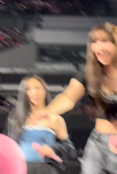 Lisa playing with Big LIGHTSTICK.😎