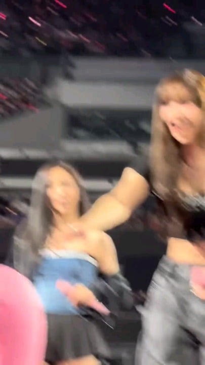 Lisa playing with Big LIGHTSTICK.😎