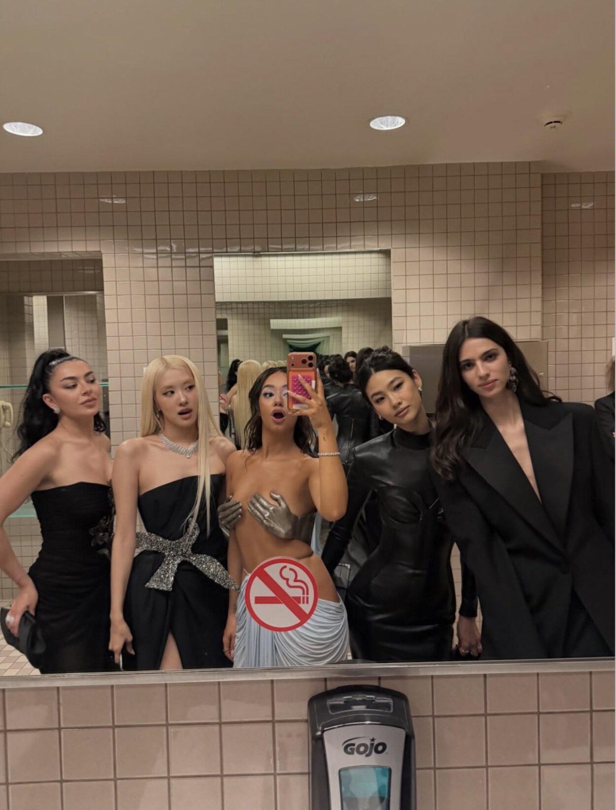 260504 ROSÉ Met Gala bathroom selfie w/ Charli xcx, Léna Mahfouf, Hoyeon Jung, and Loli Bahia