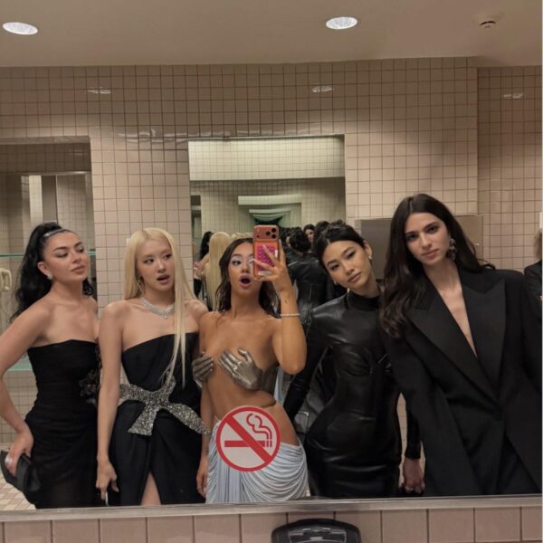 260504 ROSÉ Met Gala bathroom selfie w/ Charli xcx, Léna Mahfouf, Hoyeon Jung, and Loli Bahia