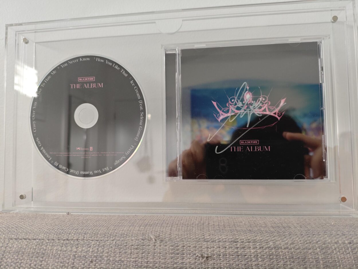 260526 Lisa signed the album still holding up