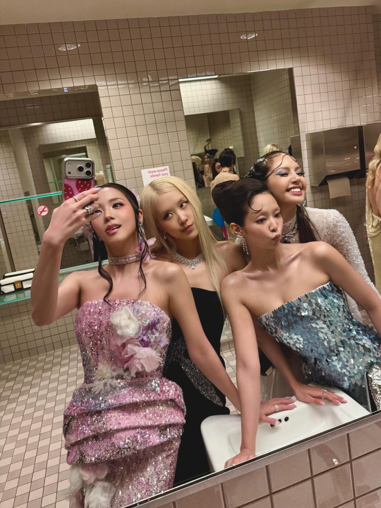 BLACKPINK Bathroom Selfie @ Met Gala